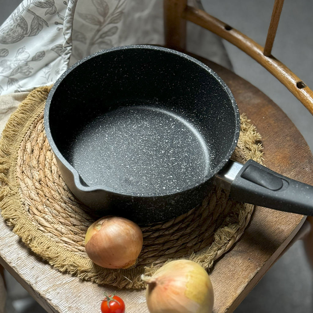Ковш с тефлоновым покрытием 1,5л, д18см "Гранит Induction", h8см, s0,4см, съемная ручка из термостойкого пластика, стеклянная крышка с пароотводом, подарочная упаковка (Россия) Подходит для всех видов плит, включая индукционную.
