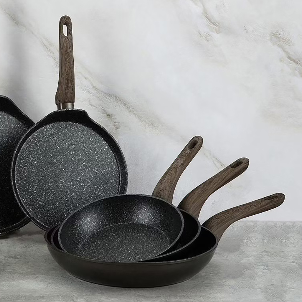 Сковорода с двухслойным антипригарным покрытием "Terra" д28см, h5,2см, s2,6мм, дно s3,1мм, индукционное дно д22,5см, кованный алюминий, съемная бакелитовая ручка с покрытием "soft-touch", имитирующим текстуру дерева, "Regent" (Китай) Подходит для все