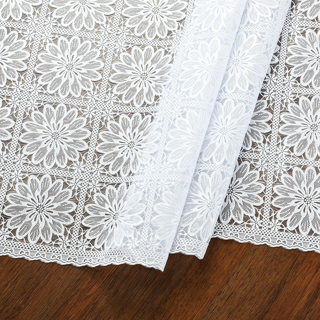 Скатерть ПВХ "Гербера" 137х320см, длина стола до 280см, на 12 персон, "LACE" фактурная, на пленке, цвет белый, упак. "классическая" п/э 32х41см т.м. "Домашняя Мода" (Китай)