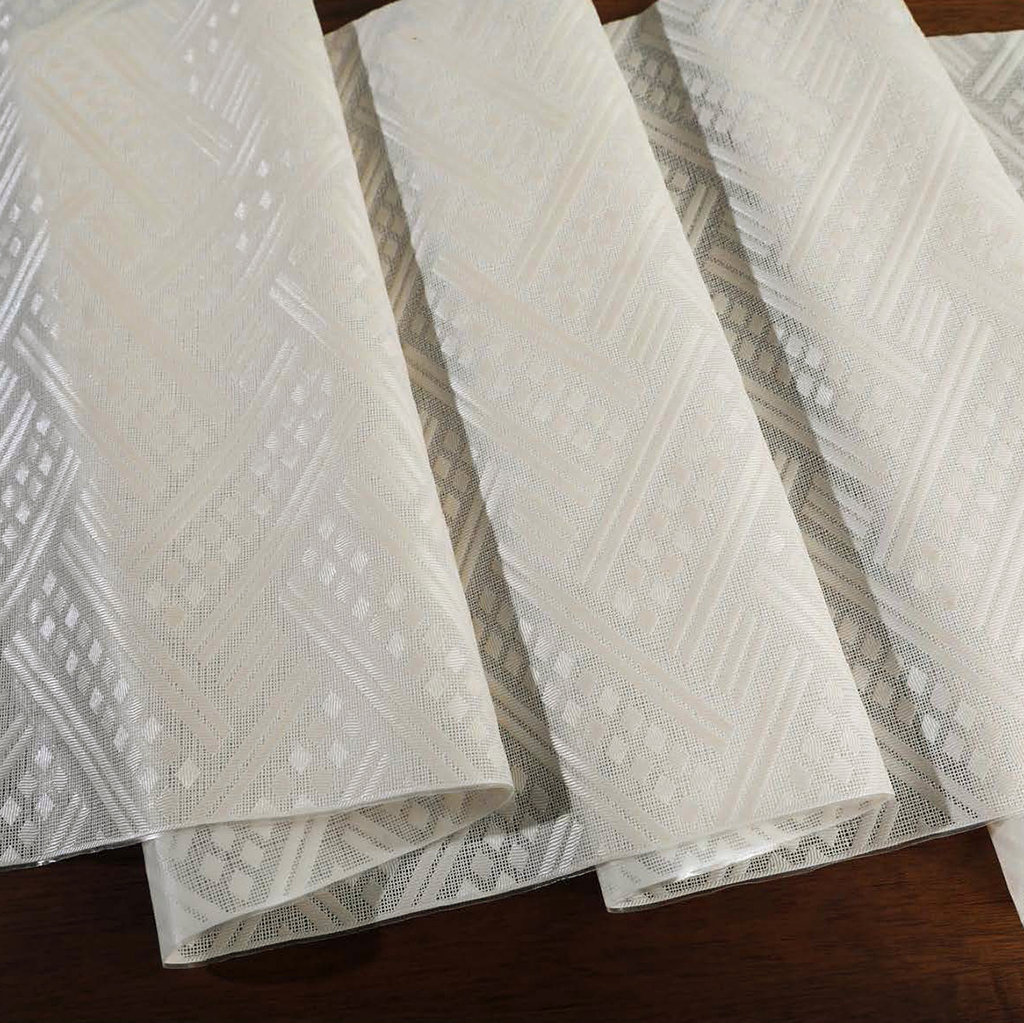Скатерть ПВХ "Орнамент" 137х110см, длина стола до 90см, на 4 персоны, "LACE" фактурная, на пленке, беж с перламутром, упак. "классическая" п/э 28х41см т.м. "Домашняя Мода" (Китай)