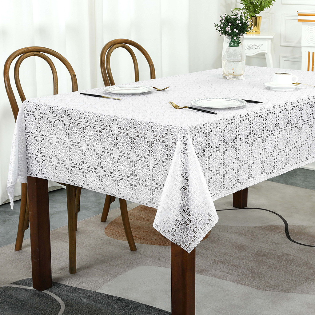 Скатерть ПВХ "Гербера" 137х320см, длина стола до 280см, на 12 персон, "LACE" фактурная, на пленке, цвет белый, упак. "классическая" п/э 32х41см т.м. "Домашняя Мода" (Китай)