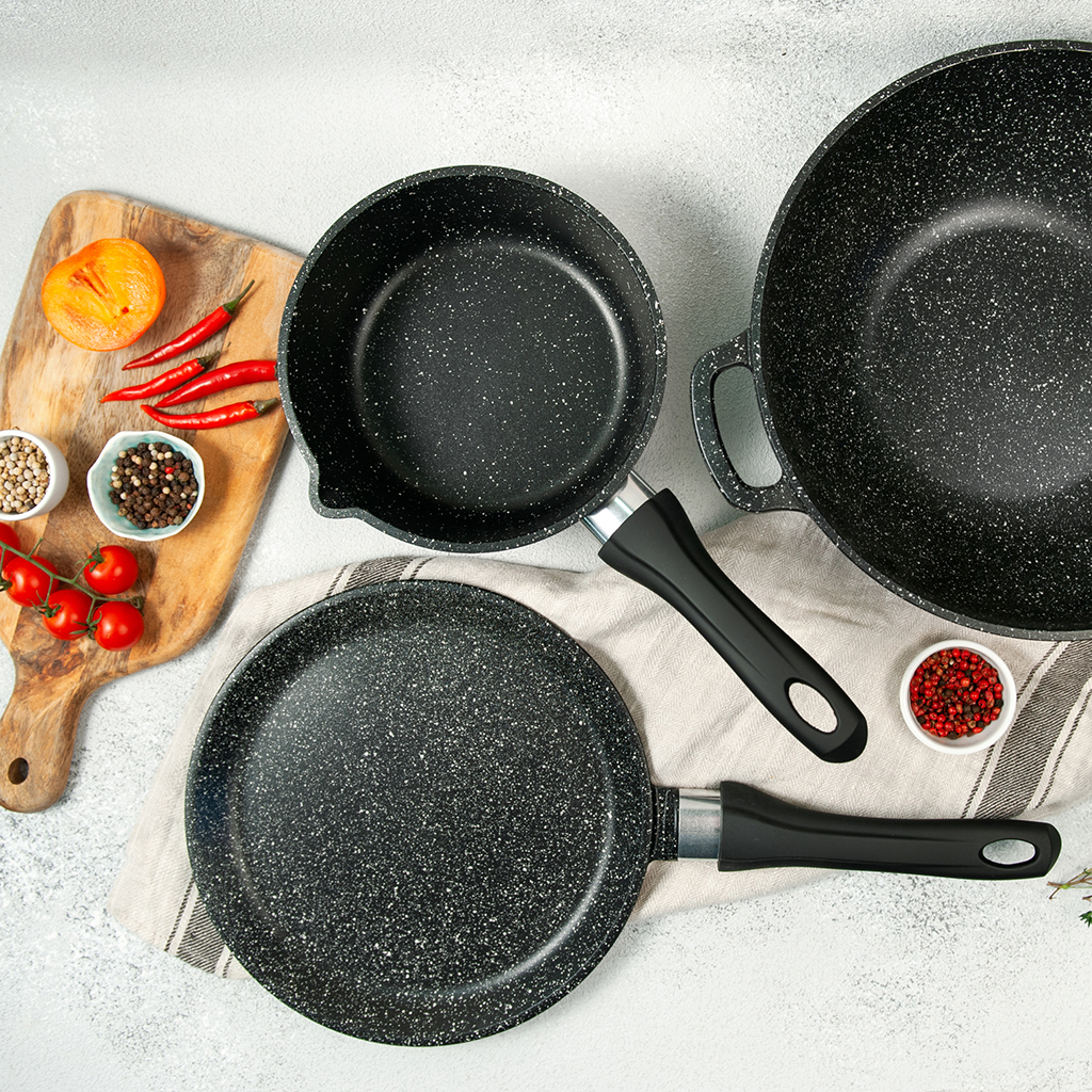 Ковш с тефлоновым покрытием 1,5л, д18см "Гранит Induction", h8см, s0,4см, дно д14см, s0,5см, ручка из термостойкого пластика, с крышкой, подарочная упаковка (Россия) Подходит для всех видов плит, включая индукционную.