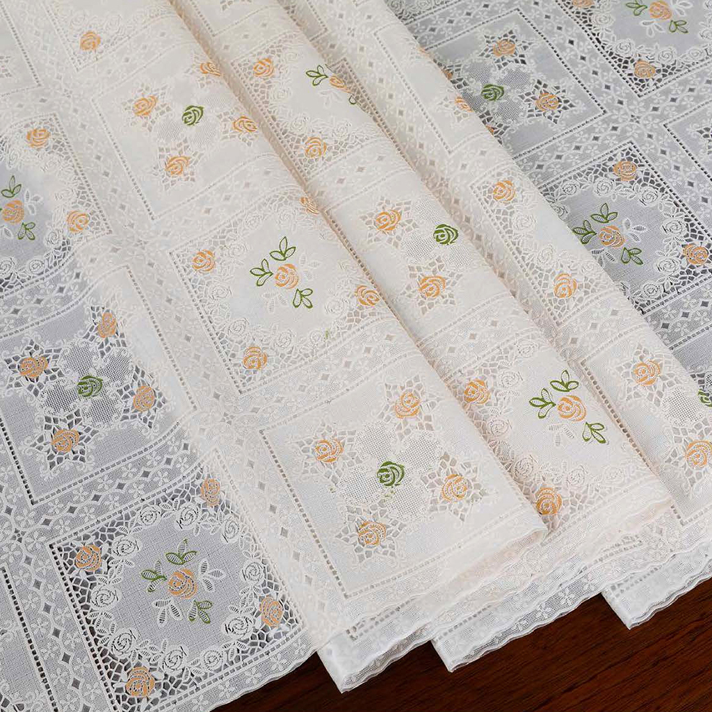 Скатерть ПВХ "Розетта" 137х160см, длина стола до 120см, на 4 персоны, "LACE" фактурная, на пленке, тиснение на белом, бежевый/зеленый штамп, упак. "классическая" п/э 28х41см т.м. "Домашняя Мода" (Китай)
