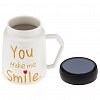 CH-132-14 - Кружка фарфоровая "Признания" "You make me smile" 600мл, д9,5см h13,3см, матовая глазурь, деколь с золотом, цвет - белый, пластмассовая, винтовая крышка, герметичная, с силиконовым уплотнителем, д/горла 6,6см, д/основания 5,6см, в подарочной коробке 