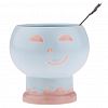 BT-1449 - Креманка фарфоровая "Фейс" 280мл, д9,5см h9,3см, матовая глазурь, с деколью, цвет - голубой/розовый, ложка нерж. 12,2см с декором, в подарочной коробке (Китай)
